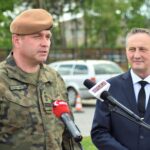 04.06.2020 Starachowice. Rozpoczęcie działań mobilnego punkt pobrań na obecność koronawirusa. Od lewej: płk Grzegorz Motak - dowódca 10.ŚBOT, Zbigniew Koniusz - wojewoda świętokrzyski. / st. szer. OT Daniel Woś / 10. ŚBOT