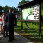 21.06.2020. Doły Biskupie. Odsłonięcie tablic informacyjnych / Emilia Sitarska / Radio Kielce