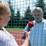 29.06.2020. Raków. Oddanie do użytku wielofunkcyjnego boiska. Na zdjęciu: Marcin Piszczek - burmistrz Jędrzejowa w rozmowie z Ewą Pociejowską - Gawędą z Radia Kielce / Radio Kielce