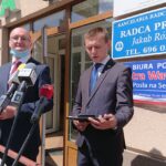 01.06.2020. Busko-Zdrój. Otwarcie filii biura poselskiego. Na zdjęciu Piotr Wawrzyk - wiceminister spraw zagranicznych, Piotr Ryk - asystent społeczny w biurze poselskim ministra / Marta Gajda / Radio Kielce