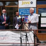 01.06.2020. Busko-Zdrój. Otwarcie filii biura poselskiego. Na zdjęciu Piotr Wawrzyk - wiceminister spraw zagranicznych, Piotr Ryk - asystent społeczny w biurze poselskim ministra, Waldemar Bartosz - przewodniczący świętokrzyskiego NSZZ "Solidarność" / Marta Gajda / Radio Kielce