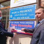01.06.2020. Busko-Zdrój. Otwarcie filii biura poselskiego. Na zdjęciu Piotr Wawrzyk - wiceminister spraw zagranicznych, Piotr Ryk - asystent społeczny w biurze poselskim ministra / Marta Gajda / Radio Kielce