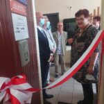 15.06.2020. Jędrzejów. Otwarcie filii biura poselskiego Piotra Wawrzyka. Na zdjęciu: Piotr Wawrzyk - wicemister spraw zagranicznych i Elżbieta Bartosz - przewodnicząca NSZZ Solidarność Oświaty w Jędrzejowie; asystent społeczny w biurze poselskim wiceministra Piotra Wawrzyka / Ewa Pociejowska-Gawęda / Radio Kielce