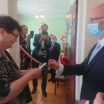 15.06.2020. Jędrzejów. Otwarcie filii biura poselskiego Piotra Wawrzyka. Na zdjęciu: Elżbieta Bartosz - przewodnicząca NSZZ Solidarność Oświaty w Jędrzejowie; asystent społeczny w biurze poselskim wiceministra Piotra Wawrzyka i Piotr Wawrzyk - wicemister spraw zagranicznych  / Ewa Pociejowska-Gawęda / Radio Kielce