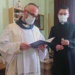 15.06.2020. Jędrzejów. Otwarcie filii biura poselskiego Piotra Wawrzyka. Na zdjęciu (od lewej): ojciec Jakub Zawadzki, proboszcz parafii bł. Wincentego Kadłuba oraz ks. Bartosz Michta z parafii Św. Trójcy.  / Ewa Pociejowska-Gawęda / Radio Kielce