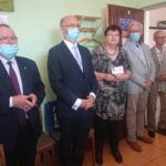 15.06.2020. Jędrzejów. Otwarcie filii biura poselskiego Piotra Wawrzyka. Na zdjęciu (od lewej): Marek Bogusławski - wicemarszałek woj. świętokrzyskiego, Piotr Wawrzyk - wiceminister praw zagranicznych,  Elżbieta Bartosz - przewodnicząca NSZZ Solidarność Oświaty w Jędrzejowie; asystent społeczny w biurze poselskim wiceministra Piotra Wawrzyka, Waldemar Bartosz - przewodniczący Zarządu Regionu Świętokrzyskiego NSZZ „Solidarność”, Krystyn Toczyłowski, przewodniczący delegatury NSZZ „Solidarność” w Jędrzejowie  / Ewa Pociejowska-Gawęda / Radio Kielce