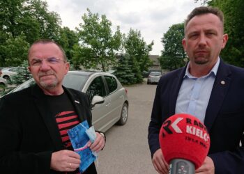 21.06.2020 Jędrzejów. Wicemarszałek Marek Bogusławski (z lewej) i starosta jędrzejowski Paweł Faryna (z prawej) zachęcali do głosowania na Andrzeja Dudę / Ewa Pociejowska-Gawęda / Radio Kielce