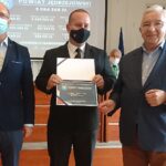 25.06.2020. Jędrzejów. Przekazanie pieniędzy w ramach Funduszu Inwestycji Samorządowych. Na zdjęciu (od lewej): Piotr Wawrzyk - wiceminister spraw zagranicznych, Marcin Piszczek - burmistrz Jędrzejowa, Krzysztof Lipiec - poseł, prezes świętokrzyskiego Prawa i Sprawiedliwości / Ewa Pociejowska-Gawęda / Radio Kielce