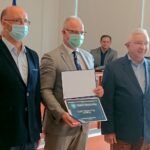 25.06.2020. Jędrzejów. Przekazanie pieniędzy w ramach Funduszu Inwestycji Samorządowych. Na zdjęciu (od lewej): Piotr Wawrzyk - wiceminister spraw zagranicznych, Mariusz Piotrowski - burmistrz Małogoszcza, Krzysztof Lipiec - poseł, prezes świętokrzyskiego Prawa i Sprawiedliwości / Ewa Pociejowska-Gawęda / Radio Kielce