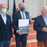 25.06.2020. Jędrzejów. Przekazanie pieniędzy w ramach Funduszu Inwestycji Samorządowych. Na zdjęciu (od lewej): Piotr Wawrzyk - wiceminister spraw zagranicznych, Dominik Łukasik - wójt Wodzisławia, Krzysztof Lipiec - poseł, prezes świętokrzyskiego Prawa i Sprawiedliwości / Ewa Pociejowska-Gawęda / Radio Kielce