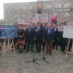 25.06.2020. Włoszczowa. Wręczenie promes w ramach Funduszu Inwestycji Samorządowych. Na zdjęciu (od lewej): Małgorzata Gusta -  członek zarządu powiatu włoszczowskiego, Zbigniew Matyśkiewicz - przewodniczący rady powiatu włoszczowskiego, Dariusz Czechowski - starosta włoszczowski, Krzysztof Lipiec - poseł PiS / Ewa Pociejowska-Gawęda / Radio Kielce