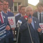 25.06.2020. Włoszczowa. Wręczenie promes w ramach Funduszu Inwestycji Samorządowych. Na zdjęciu (od lewej): Dariusz Czechowski - starosta włoszczowski, Krzysztof Lipiec - poseł PiS / Ewa Pociejowska-Gawęda / Radio Kielce