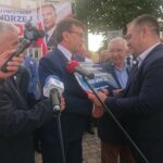 25.06.2020. Włoszczowa. Wręczenie promes w ramach Funduszu Inwestycji Samorządowych. Na zdjęciu (od lewej): Dariusz Czechowski - starosta włoszczowski, Krzysztof Lipiec - poseł PiS oraz Andrzej Walasek - wójt gminy Moskorzew / Ewa Pociejowska-Gawęda / Radio Kielce