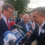 25.06.2020. Włoszczowa. Wręczenie promes w ramach Funduszu Inwestycji Samorządowych. Na zdjęciu (od lewej): Zbigniew Matyśkiewicz - przewodniczący rady powiatu włoszczowskiego, Dariusz Czechowski - starosta włoszczowski, Krzysztof Lipiec - poseł PiS oraz Rafał Pałka - wójt gminy Kluczewsko / Ewa Pociejowska-Gawęda / Radio Kielce