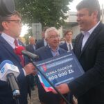25.06.2020. Włoszczowa. Wręczenie promes w ramach Funduszu Inwestycji Samorządowych. Na zdjęciu (od lewej): Dariusz Czechowski - starosta włoszczowski, Krzysztof Lipiec - poseł PiS oraz Jarosław Dominik - wójt gminy Radków / Ewa Pociejowska-Gawęda / Radio Kielce