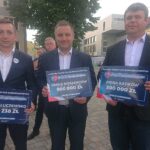 25.06.2020. Włoszczowa. Wręczenie promes w ramach Funduszu Inwestycji Samorządowych. Na zdjęciu (od lewej): Rafał Pałka - wójt gminy Kluczewsko, Andrzej Walasek - wójt gminy Moskorzew, Jarosław Dominik - wójt gminy Radków / Ewa Pociejowska-Gawęda / Radio Kielce