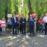 13.06.2020. Pińczów. Spotkanie w ramach akcji "Łączy nas Polska". Na zdjęciu (od lewej): Dominik Tarczyński - europoseł PiS, Zbigniew Koniusz - wojewoda świętokrzyski, poseł Krzysztof Lipiec - lider świętokrzyskich struktur PiS / Marta Gajda / Radio Kielce