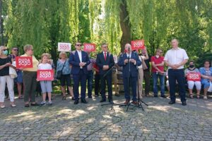 13.06.2020. Pińczów. Spotkanie w ramach akcji "Łączy nas Polska". Na zdjęciu (od lewej): Dominik Tarczyński - europoseł PiS, Zbigniew Koniusz - wojewoda świętokrzyski, poseł Krzysztof Lipiec - lider świętokrzyskich struktur PiS / Marta Gajda / Radio Kielce