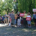 13.06.2020. Pińczów. Spotkanie w ramach akcji "Łączy nas Polska". Na zdjęciu (z prawej): Dominik Tarczyński - europoseł PiS / Marta Gajda / Radio Kielce