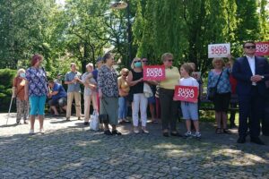 13.06.2020. Pińczów. Spotkanie w ramach akcji "Łączy nas Polska". Na zdjęciu (z prawej): Dominik Tarczyński - europoseł PiS / Marta Gajda / Radio Kielce