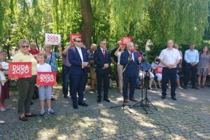 13.06.2020. Pińczów. Spotkanie w ramach akcji "Łączy nas Polska". Na zdjęciu (od lewej): Dominik Tarczyński - europoseł PiS, Zbigniew Koniusz - wojewoda świętokrzyski, poseł Krzysztof Lipiec - lider świętokrzyskich struktur PiS / Marta Gajda / Radio Kielce