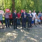 13.06.2020. Pińczów. Spotkanie w ramach akcji "Łączy nas Polska". Na zdjęciu (od lewej): Zbigniew Koniusz - wojewoda świętokrzyski,  Dominik Tarczyński - europoseł PiS, poseł Krzysztof Lipiec - lider świętokrzyskich struktur PiS / Marta Gajda / Radio Kielce