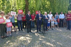 13.06.2020. Pińczów. Spotkanie w ramach akcji "Łączy nas Polska". Na zdjęciu (od lewej): Zbigniew Koniusz - wojewoda świętokrzyski, Dominik Tarczyński - europoseł PiS, poseł Krzysztof Lipiec - lider świętokrzyskich struktur PiS / Marta Gajda / Radio Kielce