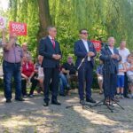 13.06.2020. Pińczów. Spotkanie w ramach akcji "Łączy nas Polska". Na zdjęciu (od lewej): Zbigniew Koniusz - wojewoda świętokrzyski,  Dominik Tarczyński - europoseł PiS, poseł Krzysztof Lipiec - lider świętokrzyskich struktur PiS / Marta Gajda / Radio Kielce