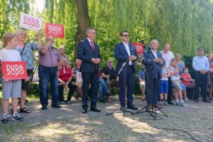 13.06.2020. Pińczów. Spotkanie w ramach akcji "Łączy nas Polska". Na zdjęciu (od lewej): Zbigniew Koniusz - wojewoda świętokrzyski, Dominik Tarczyński - europoseł PiS, poseł Krzysztof Lipiec - lider świętokrzyskich struktur PiS / Marta Gajda / Radio Kielce