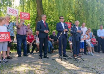 13.06.2020. Pińczów. Spotkanie w ramach akcji "Łączy nas Polska". Na zdjęciu (od lewej): Zbigniew Koniusz - wojewoda świętokrzyski,  Dominik Tarczyński - europoseł PiS, poseł Krzysztof Lipiec - lider świętokrzyskich struktur PiS / Marta Gajda / Radio Kielce