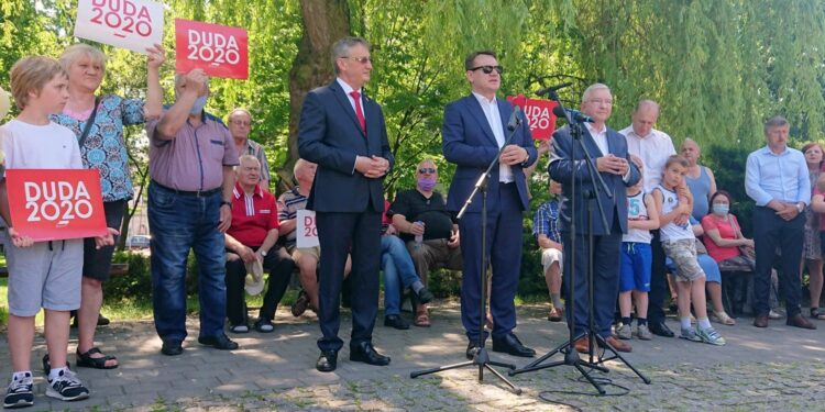 13.06.2020. Pińczów. Spotkanie w ramach akcji "Łączy nas Polska". Na zdjęciu (od lewej): Zbigniew Koniusz - wojewoda świętokrzyski,  Dominik Tarczyński - europoseł PiS, poseł Krzysztof Lipiec - lider świętokrzyskich struktur PiS / Marta Gajda / Radio Kielce