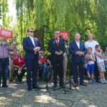 13.06.2020. Pińczów. Spotkanie w ramach akcji "Łączy nas Polska". Na zdjęciu (od lewej): Dominik Tarczyński - europoseł PiS, Zbigniew Koniusz - wojewoda świętokrzyski, poseł Krzysztof Lipiec - lider świętokrzyskich struktur PiS / Marta Gajda / Radio Kielce