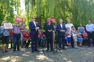 13.06.2020. Pińczów. Spotkanie w ramach akcji "Łączy nas Polska". Na zdjęciu (od lewej): Dominik Tarczyński - europoseł PiS, Zbigniew Koniusz - wojewoda świętokrzyski, poseł Krzysztof Lipiec - lider świętokrzyskich struktur PiS / Marta Gajda / Radio Kielce