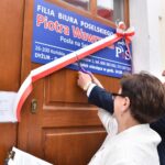 08.06.2020. Końskie. Otwarcie biura poselskiego Piotra Wawrzyka. Wstęgę przecinają Helena Obara - przewodnicząca koneckiej organizacji NSZZ Solidarność, koordynator biura i Piotr Wawrzyk / Magdalena Galas-Klusek / Radio Kielce