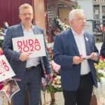 26.06.2020. Końskie. Działacze PiS zachęcali o głosowanie w wyborach na prezydenta Andrzeja Dudę. Na zdjęciu (drugi z prawej): Grzegorz Piec - starosta konecki, Krzysztof Lipiec - prezes świętokrzyskich struktur Prawa i Sprawiedliwości, Jarosław Staciwa - członek Zarządu Powiatu / Magdalena Galas-Klusek / Radio Kielce