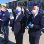 06.06.2020. Starachowic. „Konwój Nadziei”. Na zdjęciu (od lewej): Paweł Faryna - starosta jędrzejowski, Krzysztof Lipiec - poseł PiS i Marek Bogusławski - członek zarządu województwa świętokrzyskiego / Anna Głąb / Radio Kielce