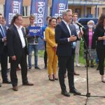 16.06.2020. Skarżysko-Kamienna. Spotkanie Roberta Biedronia z prezydentem miasta Konradem Krönigiem i mieszkańcami / Anna Głąb / Radio Kielce