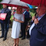 Starachowice. Akcja „Łączy nas Polska”. Na zdjęciu (od lewej): Mirosław Gębski - starosta kielecki, Małgorzata Wasserman - posłanka PiS i Krzysztof Lipiec - lider świętokrzyskich struktur PiS / Anna Głąb / Radio Kielce