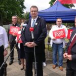 21.06.2020 Skarżysko-Kamienna. Spotkanie z wiceministrem rolnictwa Szymonem Giżyńskim. Na zdjęciu (od lewej): marszałek Andrzej Bętkowski, wiceminister rolnictwa Szymon Giżyński i Bogdan Konopka - główny lekarz weterynarii / Anna Głąb / Radio Kielce