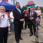 21.06.2020 Skarżysko-Kamienna. Spotkanie z wiceministrem rolnictwa Szymonem Giżyńskim. Na zdjęciu (od lewej): marszałek Andrzej Bętkowski, wiceminister rolnictwa Szymon Giżyński i Bogdan Konopka - główny lekarz weterynarii / Anna Głąb / Radio Kielce