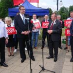 21.06.2020 Skarżysko-Kamienna. Spotkanie z wiceministrem rolnictwa Szymonem Giżyńskim. Na zdjęciu (od lewej): marszałek Andrzej Bętkowski, wiceminister rolnictwa Szymon Giżyński, Bogdan Konopka - główny lekarz weterynarii i wiceminister spraw zagranicznych Piotr Wawrzyk / Anna Głąb / Radio Kielce