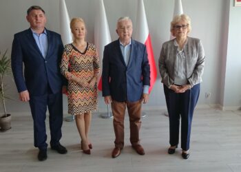 23.06.2020. Starachowice. Konferencja posła Krzysztofa Lipca. Na zdjęciu od lewej: przewodniczący NSZZ Solidarność Rolników Indywidualnych Jan Zawisza, radna powiatu starachowickiego Agnieszka Kuś, poseł Krzysztof Lipiec, radna powiatu starachowickiego Danuta Krępa / Anna Głąb / Radio Kielce