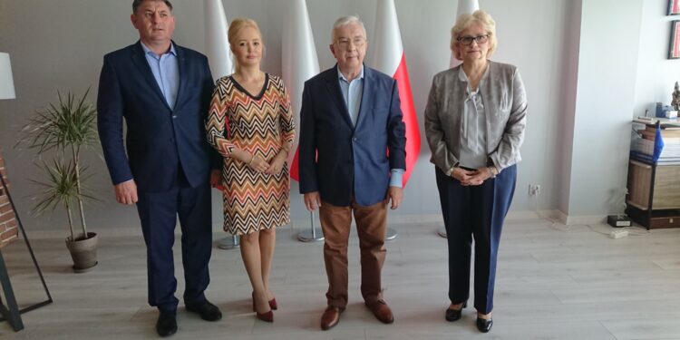 23.06.2020. Starachowice. Konferencja posła Krzysztofa Lipca. Na zdjęciu od lewej: przewodniczący NSZZ Solidarność Rolników Indywidualnych Jan Zawisza, radna powiatu starachowickiego Agnieszka Kuś, poseł Krzysztof Lipiec, radna powiatu starachowickiego Danuta Krępa / Anna Głąb / Radio Kielce