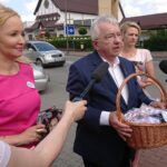 26.06.2020 Starachowice. Akcja „Zabierz maseczkę na wybory”. Na zdjęciu (od lewej): radna Agnieszka Kuś, poseł Krzysztof Lipiec i Anna Rosińska / Anna Głąb / Radio Kielce
