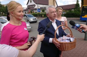 26.06.2020 Starachowice. Akcja „Zabierz maseczkę na wybory”. Na zdjęciu (od lewej): radna Agnieszka Kuś, poseł Krzysztof Lipiec i Anna Rosińska / Anna Głąb / Radio Kielce