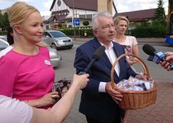 26.06.2020 Starachowice. Akcja „Zabierz maseczkę na wybory”. Na zdjęciu (od lewej): radna Agnieszka Kuś, poseł Krzysztof Lipiec i Anna Rosińska / Anna Głąb / Radio Kielce