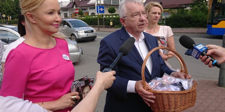 26.06.2020 Starachowice. Akcja „Zabierz maseczkę na wybory”. Na zdjęciu (od lewej): radna Agnieszka Kuś, poseł Krzysztof Lipiec i Anna Rosińska / Anna Głąb / Radio Kielce