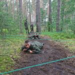 27.06.2020 Starachowice. Członkowie Stowarzyszenia Byłych Żołnierzy „Rezerwa” prowadzą nad zalewem Lubianka ćwiczenia taktyczne / Anna Głąb / Radio Kielce