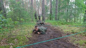 27.06.2020 Starachowice. Członkowie Stowarzyszenia Byłych Żołnierzy „Rezerwa” prowadzą nad zalewem Lubianka ćwiczenia taktyczne / Anna Głąb / Radio Kielce