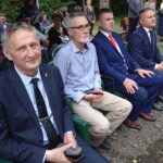 29.06.2020 Skarżysko. Uroczystości z okazji 80. rocznicy mordu na Polakach dokonanego przez Niemców w lesie Brzask. Na zdjęciu wojewoda Zbigniew Koniusz, prezes Stowarzyszenia Represjonowanych w Stanie Wojennym Regionu Świętokrzyskiego Jerzy Stopa, Piotr Janowski z Urzędu Marszałkowskiego Województwa Świętokrzyskiego, starosta skarżyski Artur Berus / Anna Głąb / Radio Kielce